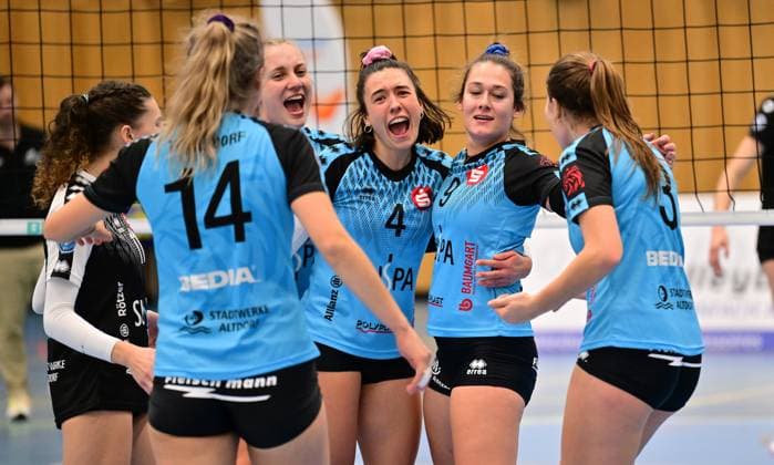 11.12.2023 - Volleyball - 2. Bundesliga Damen Frauen - Saison 2023 2024 - TV Suspa Altdorf - BSP MTV Stuttgart - - xwoxzix - Katharina Schön (2, TV Altdorf ) Alina Hösch (4, TV Altdorf ) Julia Reich (9, TV Altdorf ) und Mannschaft Team - Jubel Freude