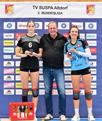11.12.2023 - Volleyball - 2. Bundesliga Damen Frauen - Saison 2023 2024 - TV Suspa Altdorf - BSP MTV Stuttgart - - xwoxzix - Hanna Weinmann (6, MTV Stuttgart ) Alina Hösch (4, TV Altdorf ) - Spielerinnen des Spiels - Ehrung durch Stefan Ogait ( Abteilungsleiter TV Altdorf )