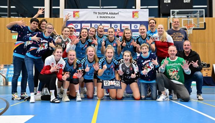 11.12.2023 - Volleyball - 2. Bundesliga Damen Frauen - Saison 2023 2024 - TV Suspa Altdorf - BSP MTV Stuttgart - - xwoxzix - Mannschaft Team Altdorf - Teamfoto - Jubel Freude nach Spielende