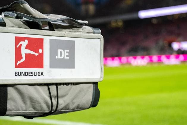 TV-Kamera mit Bundesliga Logo, GER, 1. FC Koeln vs. 1. FSV Mainz 05, Fussball, 1. Bundesliga, 14. Spieltag, Spielzeit 2023 2024, 10.12.2023 DFL REGULATIONS PROHIBIT ANY USE OF PHOTOGRAPHS AS IMAGE SEQUENCES AND OR QUASI-VIDEO GER, 1. FC Koeln vs. 1. FSV Mainz 05, Fussball, 1. Bundesliga, 14. Spieltag, Spielzeit 2023 2024, 10.12.2023 Koeln Copyright: xEibner-Pressefoto FlorianxWieganx EP_FWD