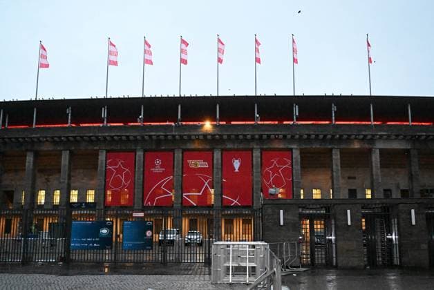 Fussball, Herren, Saison 2023 2024, UEFA Champions League (Gruppe C, 6. Spieltag), 1. FC Union Berlin - Real Madrid, Pressekonferenz Training von Union im Olympiastadion am Tag vor dem Spiel, im Bild: rotes Olympiastadion mit Fahnen von Union, 11.12. 2023, Copyright: xMatthiasxKochx