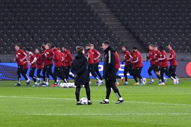 Fussball, Herren, Saison 2023 2024, UEFA Champions League (Gruppe C, 6. Spieltag), 1. FC Union Berlin - Real Madrid, Pressekonferenz Training von Union im Olympiastadion am Tag vor dem Spiel, im Bild: v. l. Co-Trainerin Marie-Louise Eta (1. FC Union Berlin), Trainer Nenad Bjelica (1. FC Union Berlin), 11.12. 2023, Copyright: xMatthiasxKochx