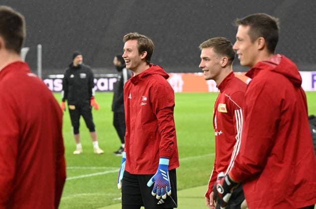 Fussball, Herren, Saison 2023 2024, UEFA Champions League (Gruppe C, 6. Spieltag), 1. FC Union Berlin - Real Madrid, Pressekonferenz Training von Union im Olympiastadion am Tag vor dem Spiel, im Bild: v. l. Robin Knoche (1. FC Union Berlin), Torhüter Frederik Rönnow (1. FC Union Berlin), Laurenz Dehl (1. FC Union Berlin), Torhüter Alexander Schwolow (1. FC Union Berlin), 11.12. 2023, Copyright: xMatthiasxKochx