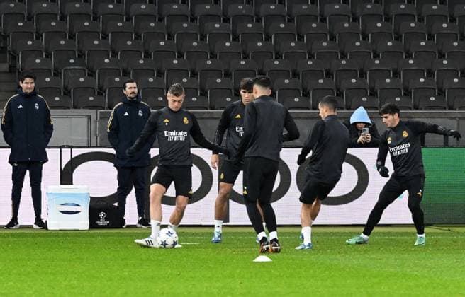 Fussball, Herren, Saison 2023 2024, UEFA Champions League (Gruppe C, 6. Spieltag), 1. FC Union Berlin - Real Madrid, Pressekonferenz Training von Real Madrid im Olympiastadion am Tag vor dem Spiel, im Bild: v.l. Toni Kroos (Real Madrid), 11.12. 2023, Copyright: xMatthiasxKochx