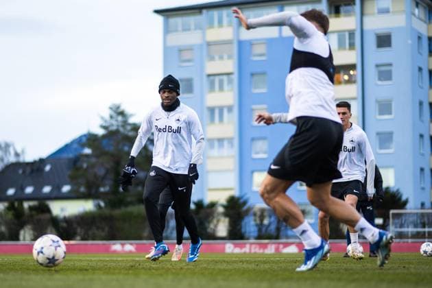 SOCCER - UEFA CL, RBS vs Benfica SALZBURG,AUSTRIA,11.DEC.23 - SOCCER - UEFA Champions League, group stage, Red Bull Salzburg vs SL Benfica, preview, training RBS. Image shows Samson Baidoo (RBS).  GEPAxpictures xAistexRidikaite