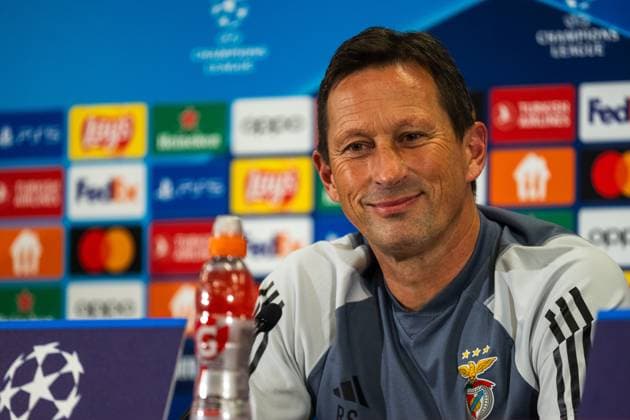 Sport Bilder des Tages SOCCER - UEFA CL, RBS vs Benfica SALZBURG,AUSTRIA,11.DEC.23 - SOCCER - UEFA Champions League, group stage, Red Bull Salzburg vs SL Benfica, preview, press conference, PK, Pressekonferenz Benfica. Image shows head coach Roger Schmidt (Benfica).  GEPAxpictures xAistexRidikaite