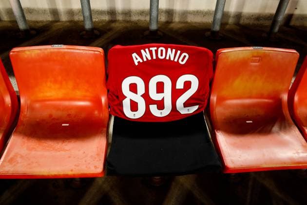 Sport Themen der Woche KW50 Sport Bilder des Tages December 11, 2023: Granada CF pays tribute to its deceased fan with a jersey with his name and his membership number during the Spanish league, La Liga EA Sports, football match played between Granada CF and Athletic Club at Nuevo Los Carmenes stadium on December 11, 2023, in Granada, Spain. - ZUMAa181 20231211_zaa_a181_023 Copyright: xAlexxCamarax