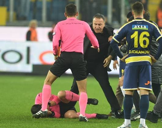 Sport Themen der Woche KW50 Match referee Halil Umut Meler was assaulted following the Turkish Super Lig clash between Ankaragucu vs. Rizespor in Ankara, Turkey, on 12 December 2023. At the end of the match, Ankaragücü Club President Faruk Koca (center) punched referee Halil Umut Meler in the face. The referee fell to the ground and was kicked by people entering the field. ( Copyright: AbdurrahmanxAntakyalix-xDepoxPho DSC_7647