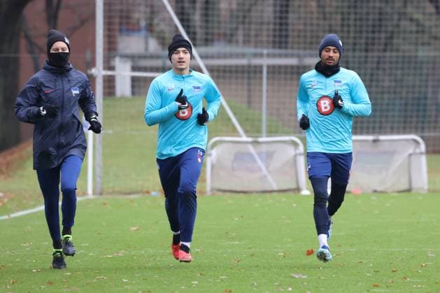 DEU, DFL, 2. FBL Hertha BSC, Training, 12.12.2023, Sportforum, Berlin, DEU, DFL, 2. FBL Hertha BSC, Training, im Bild Ibrahim Maza (Hertha BSC Berlin 30), Jeremy Dudziak (Hertha BSC Berlin 19), Fitnesstrainer Hendrik Vieth (Hertha BSC) DFL - regulations prohibit any use of Photographs as image sequences and or quasi-video Foto: Juergen Engler nordphoto GmbH