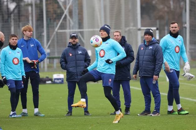 DEU, DFL, 2. FBL Hertha BSC, Training, 12.12.2023, Sportforum, Berlin, DEU, DFL, 2. FBL Hertha BSC, Training, im Bild Fabian Reese (Hertha BSC Berlin 11), Cheftrainer Pal Dardai (Hertha BSC Berlin), Hertha-Spielerkreis DFL - regulations prohibit any use of Photographs as image sequences and or quasi-video Foto: Juergen Engler nordphoto GmbH