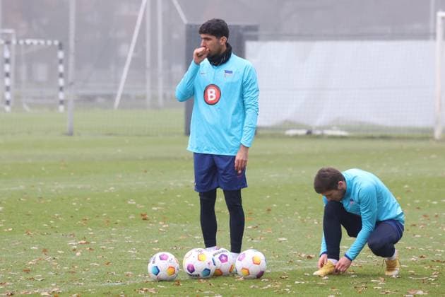 Sport Bilder des Tages DEU, DFL, 2. FBL Hertha BSC, Training, 12.12.2023, Sportforum, Berlin, DEU, DFL, 2. FBL Hertha BSC, Training, im Bild Agust’n Rogel (Hertha BSC Berlin 3), Jonjoe Kenny (Hertha BSC Berlin 16) DFL - regulations prohibit any use of Photographs as image sequences and or quasi-video Foto: Juergen Engler nordphoto GmbH