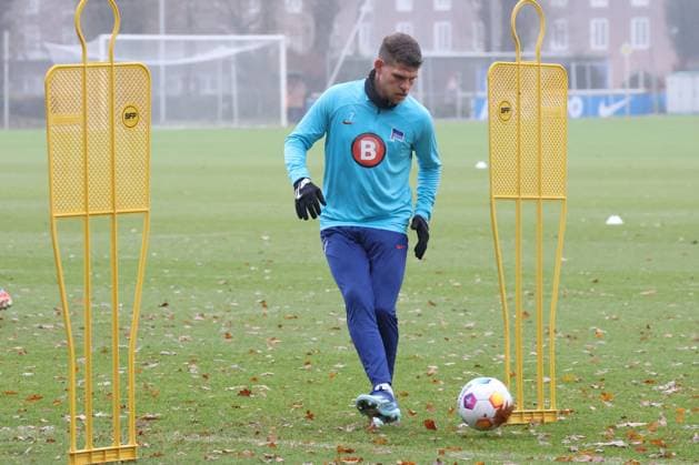 DEU, DFL, 2. FBL Hertha BSC, Training, 12.12.2023, Sportforum, Berlin, DEU, DFL, 2. FBL Hertha BSC, Training, im Bild Florian Niederlechner (Hertha BSC Berlin 7) DFL - regulations prohibit any use of Photographs as image sequences and or quasi-video Foto: Juergen Engler nordphoto GmbH