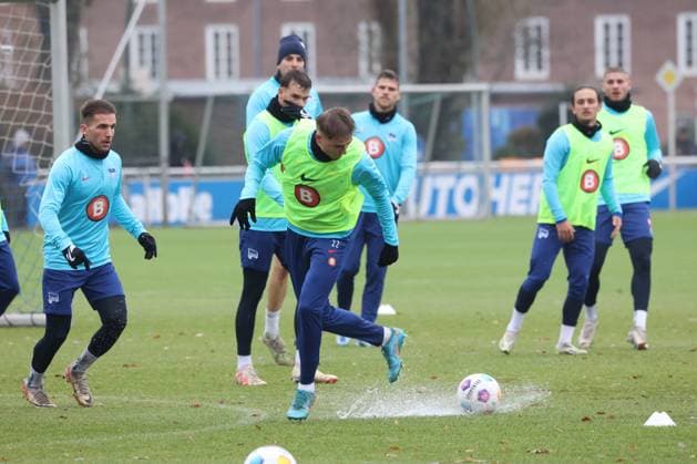 DEU, DFL, 2. FBL Hertha BSC, Training, 12.12.2023, Sportforum, Berlin, DEU, DFL, 2. FBL Hertha BSC, Training, im Bild viel Wasser auf dem Platz, Marten Winkler (Hertha BSC Berlin 22), Peter Pekarik (Hertha BSC Berlin 2), Agust’n Rogel (Hertha BSC Berlin 3), Marc-Oliver Kempf (Hertha BSC Berlin 20), Derry Scherhant (Hertha BSC Berlin 39), Michat Karbownik (Hertha BSC Berlin 6), Marton Dardai (Hertha BSC Berlin 31) DFL - regulations prohibit any use of Photographs as image sequences and or quasi-video Foto: Juergen Engler nordphoto GmbH
