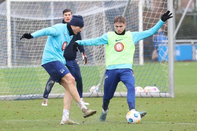 DEU, DFL, 2. FBL Hertha BSC, Training, 12.12.2023, Sportforum, Berlin, DEU, DFL, 2. FBL Hertha BSC, Training, im Bild Haris Tabakovic (Hertha BSC Berlin 25), Marten Winkler (Hertha BSC Berlin 22) DFL - regulations prohibit any use of Photographs as image sequences and or quasi-video Foto: Juergen Engler nordphoto GmbH