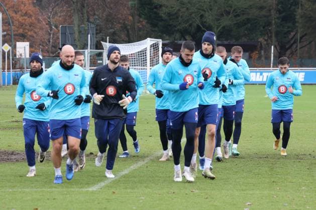 DEU, DFL, 2. FBL Hertha BSC, Training, 12.12.2023, Sportforum, Berlin, DEU, DFL, 2. FBL Hertha BSC, Training, im Bild Auslauftraining, auslaufen nach einem Spiel DFL - regulations prohibit any use of Photographs as image sequences and or quasi-video Foto: Juergen Engler nordphoto GmbH