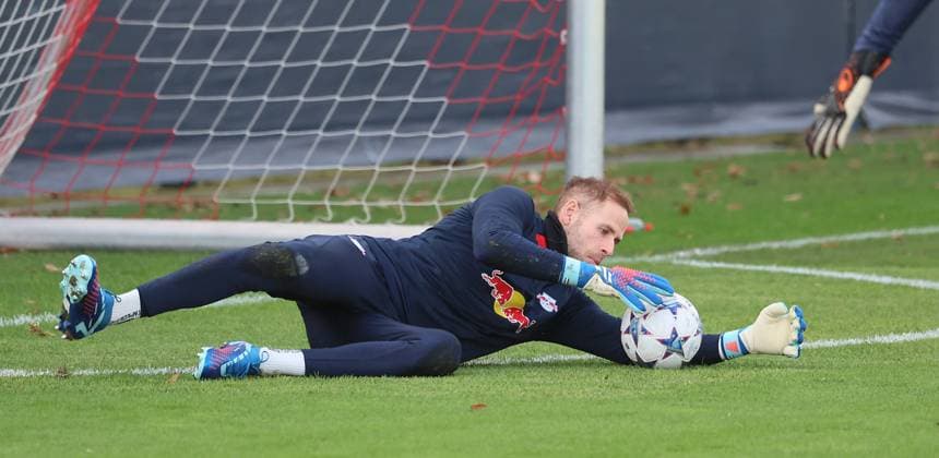 RB Leipzig Training Champions League Leipzig, 12.12.2023, RB Trainingszentrum, UEFA Champions League , RB Leipzig - Abschlusstraining am Vortag von RBL v. Young Boys Bern , Im Bild: Torwart Peter Gulacsi (1, RB Leipzig) ,