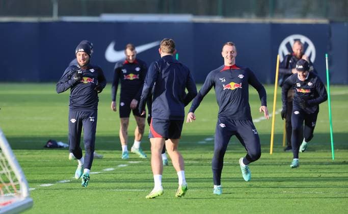 RB Leipzig Training Champions League Leipzig, 12.12.2023, RB Trainingszentrum, UEFA Champions League , RB Leipzig - Abschlusstraining am Vortag von RBL v. Young Boys Bern , Im Bild v.l.: Kevin Kampl (44, RB Leipzig), Christopher Lenz (3, RB Leipzig) und Lukas Klostermann (16, RB Leipzig) ,