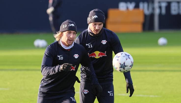 RB Leipzig Training Champions League Leipzig, 12.12.2023, RB Trainingszentrum, UEFA Champions League , RB Leipzig - Abschlusstraining am Vortag von RBL v. Young Boys Bern , Im Bild v.l.: Emil Forsberg (10, RB Leipzig) und Timo Werner (11, RB Leipzig) ,