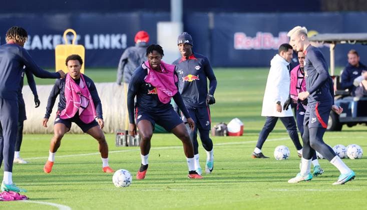 RB Leipzig Training Champions League Leipzig, 12.12.2023, RB Trainingszentrum, UEFA Champions League , RB Leipzig - Abschlusstraining am Vortag von RBL v. Young Boys Bern , Im Bild v.l.: Lois Openda (17, RB Leipzig), El Chadaille Bitshiabu (5, RB Leipzig), Ilaix Moriba (26, RB Leipzig) und Benjamin Sesko (30, RB Leipzig) ,