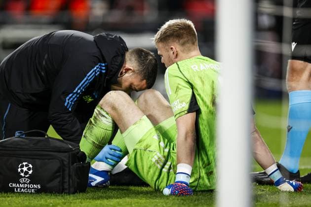 EINDHOVEN - Injury to Arsenal FC goalkeeper Aaron Ramsdale during the UEFA Champions League group B match between PSV Eindhoven and Arsenal FC at the Phillips stadium on December 12, 2023 in Eindhoven, Netherlands. ANP MAURICE VAN STEEN UEFA Champions League 2023 24 2023 2024 xVIxANPxSportx xxANPxIVx 486126175 originalFilename: 486126175.jpg