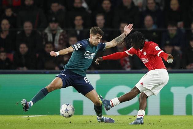 EINDHOVEN - (l-r) Jakub Kiwior of Arsenal FC, Johan Bakayoko of PSV Eindhoven during the UEFA Champions League Group B match between PSV Eindhoven and Arsenal FC at the Phillips Stadium on December 12, 2023 in Eindhoven, Netherlands. ANP Hollandse Hoogte Bart Stoutjesdijk UEFA Champions League 2023 24 2023 2024 xVIxANPxSportx xBartxStoutjesdijkxIVx 486126913 originalFilename: 486126913.jpg