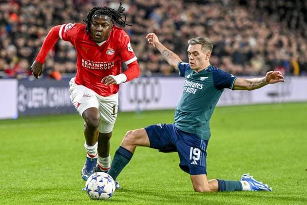 EINDHOVEN, 12-12-2023, Philips Stadion, UEFA Champions League Football, season 2023 2024, Match between PSV and Arsenal. PSV player Johan Bakayoko and Arsenal player Leandro Trossard PSV - Arsenal  x23496141x Copyright: