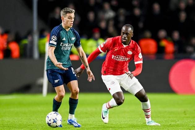 EINDHOVEN, 12-12-2023, Philips Stadium, UEFA Champions League season 2023 24, match between PSV and Arsenal, Arsenal player Leandro Trossard and PSV player Jordan Teze PSV - Arsenal  x23496203x Copyright: