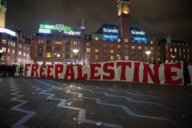 Sport Themen der Woche KW50 Sport Bilder des Tages COPENHAGEN, DENMARK - DECEMBER 12: Galatasaray fans in city centre holding a banner with Free Palestine sign before during the UEFA Champions League match between F.C. Copenhagen and Galatasaray A.S. at Parken Stadium on December 12, 2023 in Copenhagen, D F.C. Copenhagen v Galatasaray A.S.: Group A - UEFA Champions League 2023 24 Copyright: xSebastianxFrej MBxMediax