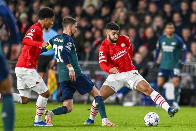 EINDHOVEN, 12-12-2023, Philips Stadion, UEFA Champions League Football, season 2023 2024, Match between PSV and Arsenal. Arsenal player Jorginho and PSV player Ismael Saibari PSV - Arsenal  x23496350x Copyright: