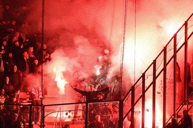 Fußball Champions League 6. Spieltag PSV Eindhoven - FC Arsenal am 12.12.2023 im Philips-Stadion in Eindhoven Fans des FC Arsenal zünden Bengalos Pyro Pyrotechnik Leuchtkörper Rauchbomben im Fanblock