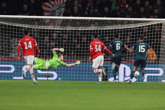 Aaron Ramsdale of Arsenal can t stop the goal of Yorbe Vertessen of PSV Eindhoven (out of picture) from scoring to make it 1-1 PSV Eindhoven v Arsenal, UEFA Champions League, Group B, Football, Philips Stadion, Eindhoven, Netherlands - 12 Dec 2023 EDITORIAL USE ONLY No use with unauthorised audio, video, data, fixture lists, club league logos or live services. Online in-match use limited to 120 images, no video emulation. No use in betting, games or single club league player publications. Copyright: xPaulxCurrie Shutterstockx 14254183be