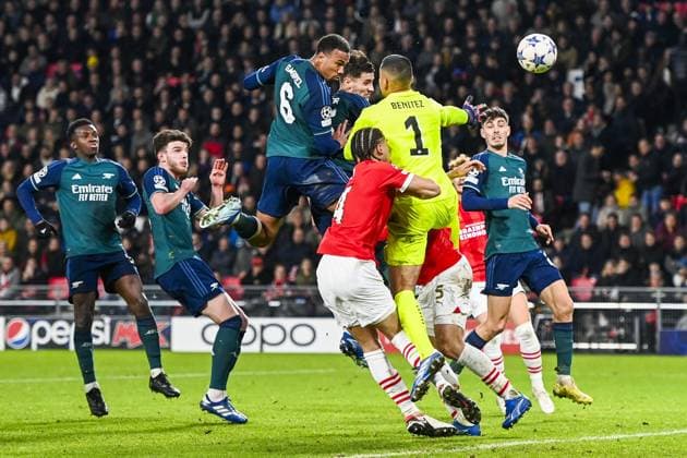 EINDHOVEN, 12-12-2023, Philips Stadium, UEFA Champions League season 2023 24, match between PSV and Arsenal, goal of Arsenal player Gabriel are canceled by Referee Tobias Stieler after offside PSV - Arsenal  x23497130x Copyright: