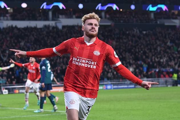 Sport Bilder des Tages Fußball Champions League 6. Spieltag PSV Eindhoven - FC Arsenal am 12.12.2023 im Philips-Stadion in Eindhoven Torjubel zum 1:1 durch Yorbe Vertessen ( Eindhoven )