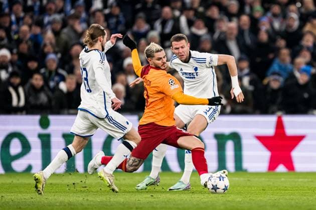 231212 Mauro Icardi of Galatasaray and Denis Vavro of FC Copenhagen during the UEFA Champions League football match between FC Copenhagen and Galatasaray on December 12, 2023 in Copenhagen. Photo: Petter Arvidson BILDBYRAN kod PA PA0704 fotboll football soccer fotball champions league fc copenhagen galatasaray bbeng bbauto jubel Copyright: PETTERxARVIDSON BB231212PA011