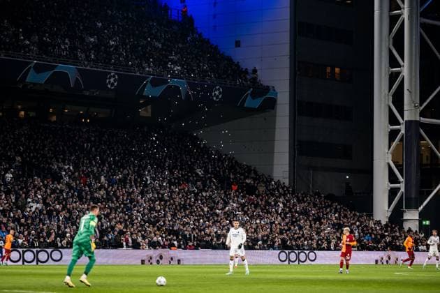 231212 Spectators throwing items on to the pitch during the UEFA Champions League football match between FC Copenhagen and Galatasaray on December 12, 2023 in Copenhagen. Photo: Petter Arvidson BILDBYRAN kod PA PA0704 fotboll football soccer fotball champions league fc copenhagen galatasaray bbeng Copyright: PETTERxARVIDSON BB231212PA012