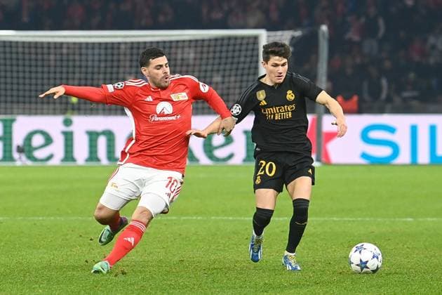 Fussball, Herren, Saison 2023 2024, UEFA Champions League (Gruppe C, 6. Spieltag), 1. FC Union Berlin - Real Madrid, v.l. Kevin Volland (1. FC Union Berlin) und Fran Garcia (Real Madrid) im Zweikampf , 12.12. 2023, Copyright: xMatthiasxKochx