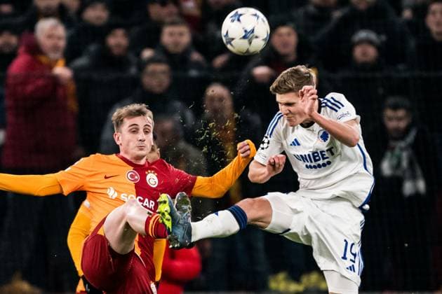 Sport Bilder des Tages 231212 Kerem Akturkoglu of Galatasaray and Elias Jelert of FC Copenhagen during the UEFA Champions League football match between FC Copenhagen and Galatasaray on December 12, 2023 in Copenhagen. Photo: Petter Arvidson BILDBYRAN kod PA PA0704 fotboll football soccer fotball champions league fc copenhagen galatasaray bbeng Copyright: PETTERxARVIDSON BB231212PA019