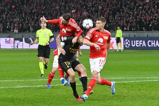 Fussball, Herren, Saison 2023 2024, UEFA Champions League (Gruppe C, 6. Spieltag), 1. FC Union Berlin - Real Madrid, v.l. Robin Gosens (1. FC Union Berlin), Dani Ceballos (Real Madrid) und Kevin Behrens (1. FC Union Berlin) im Zweikampf , 12.12. 2023, Copyright: xMatthiasxKochx