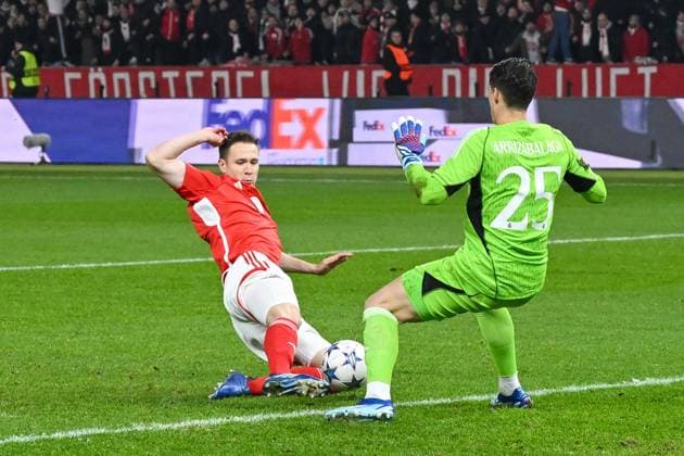 Fussball, Herren, Saison 2023 2024, UEFA Champions League (Gruppe C, 6. Spieltag), 1. FC Union Berlin - Real Madrid, v.l. Paul Jaeckel (1. FC Union Berlin) und Kepa Arrizabalaga (Real Madrid) im Zweikampf , 12.12. 2023, Copyright: xMatthiasxKochx