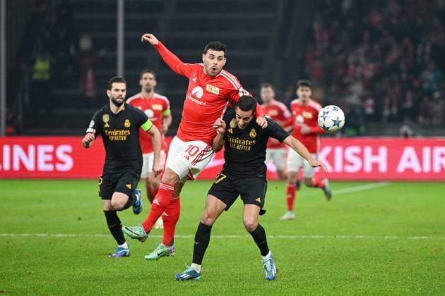 Fussball, Herren, Saison 2023 2024, UEFA Champions League (Gruppe C, 6. Spieltag), 1. FC Union Berlin - Real Madrid, v.l. Kevin Volland (1. FC Union Berlin) und Lucas Vazquez (Real Madrid) im Zweikampf , 12.12. 2023, Copyright: xMatthiasxKochx