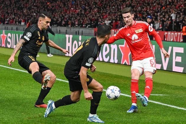 Fussball, Herren, Saison 2023 2024, UEFA Champions League (Gruppe C, 6. Spieltag), 1. FC Union Berlin - Real Madrid, v.l. Dani Ceballos (Real Madrid), Lucas Vazquez (Real Madrid) und Robin Gosens (1. FC Union Berlin) , 12.12. 2023, Copyright: xMatthiasxKochx