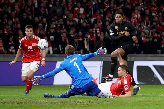Sport Bilder des Tages 12.12.2023, xtgx, Fussball UEFA Champions League, Union Berlin - Real Madrid emspor, v.l. Robin Knoche (1. FC Union Berlin) Frederik Roennow (1. FC Union Berlin) Jude Bellingham (Real Madrid) Paul Jaeckel (1. FC Union Berlin) Zweikampf, Aktion, action, battle for the ball (DFL DFB REGULATIONS PROHIBIT ANY USE OF PHOTOGRAPHS as IMAGE SEQUENCES and or QUASI-VIDEO) Berlin