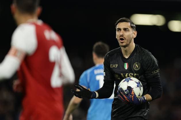 Champions League match SSC Napoli vs Braga SSC Napoli s Italian goalkeeper Alex Meret controls the ball during the Uefa champions league match between SSC Napoli vs Braga at the Diego Armando Maradona Stadium in Naples, southern Italy, on December 12, 2023. ABPH6081 Copyright: xAntonioxBalascox