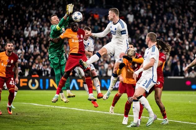 231212 Goalkeeper Fernando Muslera and Davinson Sanchez of Galatasaray against Viktor Claesson of FC Copenhagen during the UEFA Champions League football match between FC Copenhagen and Galatasaray on December 12, 2023 in Copenhagen. Photo: Petter Arvidson BILDBYRAN kod PA PA0704 fotboll football soccer fotball champions league fc copenhagen galatasaray bbeng Copyright: PETTERxARVIDSON BB231212PA032