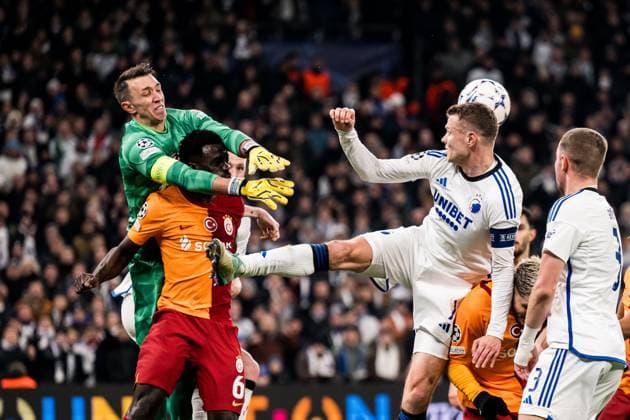 Sport Bilder des Tages 231212 Goalkeeper Fernando Muslera and Davinson Sanchez of Galatasaray against Viktor Claesson of FC Copenhagen during the UEFA Champions League football match between FC Copenhagen and Galatasaray on December 12, 2023 in Copenhagen. Photo: Petter Arvidson BILDBYRAN kod PA PA0704 fotboll football soccer fotball champions league fc copenhagen galatasaray bbeng Copyright: PETTERxARVIDSON BB231212PA033