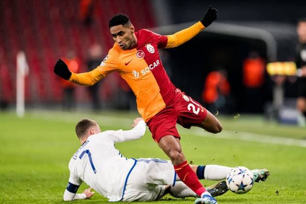 231212 Viktor Claesson of FC Copenhagen and Nicolai Boilesen of Galatasaray during the UEFA Champions League football match between FC Copenhagen and Galatasaray on December 12, 2023 in Copenhagen. Photo: Petter Arvidson BILDBYRAN kod PA PA0704 fotboll football soccer fotball champions league fc copenhagen galatasaray bbeng Copyright: PETTERxARVIDSON BB231212PA038