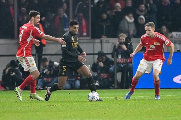 Fussball, Herren, Saison 2023 2024, UEFA Champions League (Gruppe C, 6. Spieltag), 1. FC Union Berlin - Real Madrid, v.l. Rani Khedira (1. FC Union Berlin), Jude Bellingham (Real Madrid) und Paul Jaeckel (1. FC Union Berlin) , 12.12. 2023, Copyright: xMatthiasxKochx