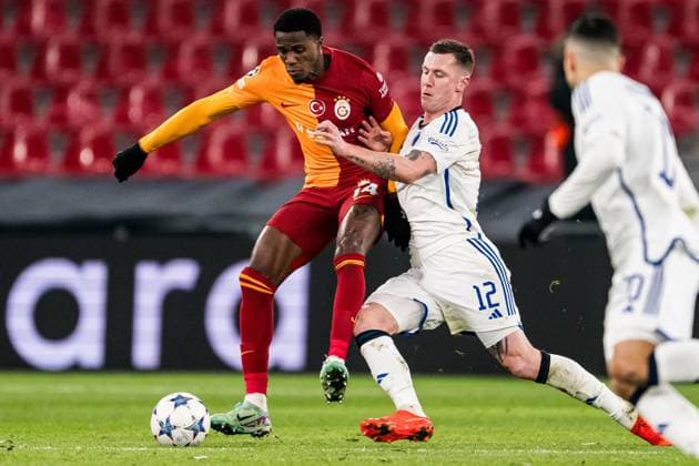 231212 Wilfried Zaha of Galatasaray and Lukas Lerager of FC Copenhagen during the UEFA Champions League football match between FC Copenhagen and Galatasaray on December 12, 2023 in Copenhagen. Photo: Petter Arvidson BILDBYRAN kod PA PA0704 fotboll football soccer fotball champions league fc copenhagen galatasaray bbeng Copyright: PETTERxARVIDSON BB231212PA041
