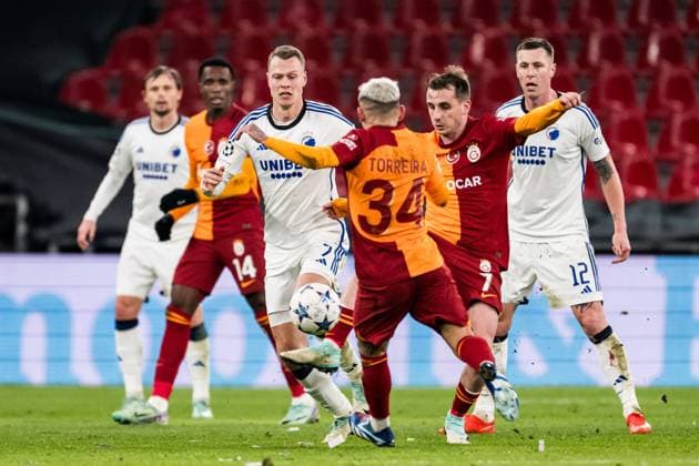 231212 Viktor Claesson of FC Copenhagen against Lucas Torreira and Kerem Akturkoglu of Galatasaray during the UEFA Champions League football match between FC Copenhagen and Galatasaray on December 12, 2023 in Copenhagen. Photo: Petter Arvidson BILDBYRAN kod PA PA0704 fotboll football soccer fotball champions league fc copenhagen galatasaray bbeng Copyright: PETTERxARVIDSON BB231212PA042