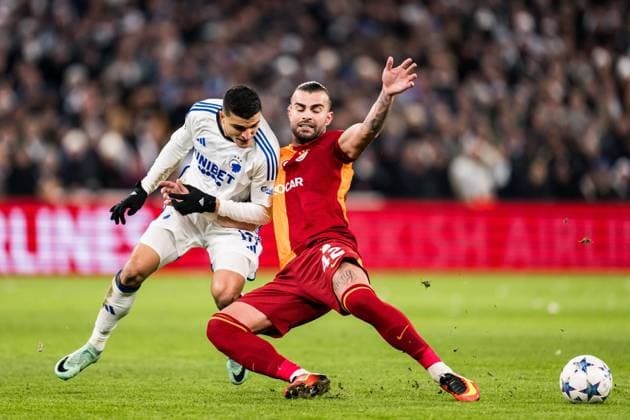 231212 Mohamed Elyounoussi of FC Copenhagen and Abdulkerim Bardakci of Galatasaray during the UEFA Champions League football match between FC Copenhagen and Galatasaray on December 12, 2023 in Copenhagen. Photo: Petter Arvidson BILDBYRAN kod PA PA0704 fotboll football soccer fotball champions league fc copenhagen galatasaray bbeng Copyright: PETTERxARVIDSON BB231212PA044